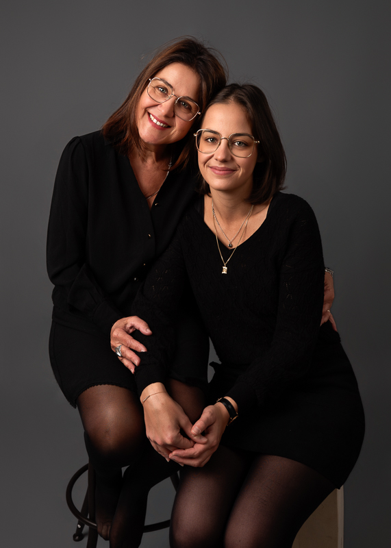 portrait-mere-fille-studio-la-roche-sur-yon-vendee Portrait mère et fille réalisé lors d’une séance photo famille en studio à Aubigny-Les-Clouzeaux.