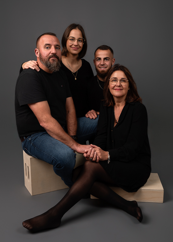 Séance photo famille en studio – portrait naturel et intemporel. Séance photo famille en studio à Aubigny-Les-Clouzeaux près de La Roche-sur-Yon en Vendée.