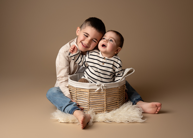 Frère et bébé lors d’une séance photo famille en studio à Aubigny-les-Clouzeaux en Vendée.