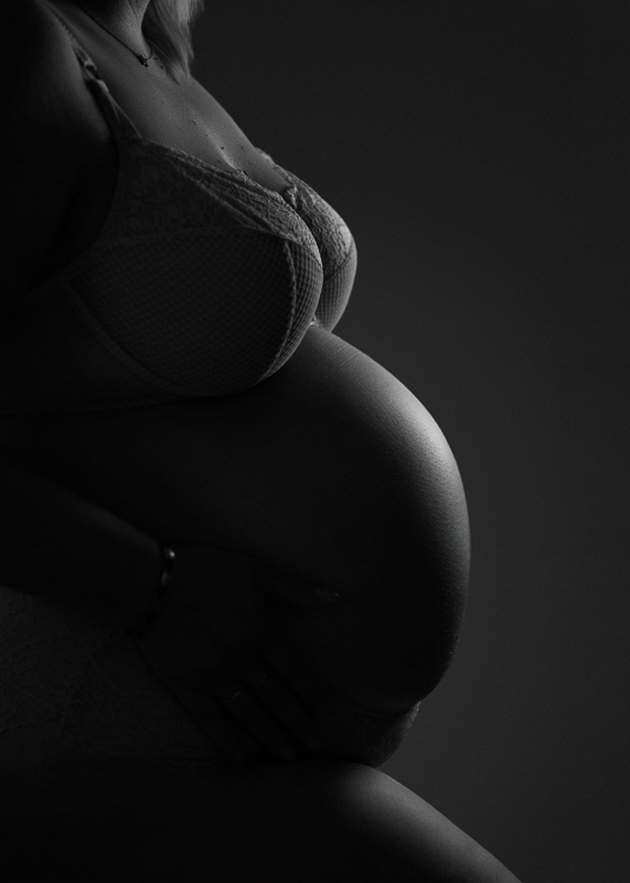 Photo grossesse noir et blanc – Ventre rond intimiste Photo intimiste en noir et blanc d'un ventre de femme enceinte, séance grossesse en studio en Vendée