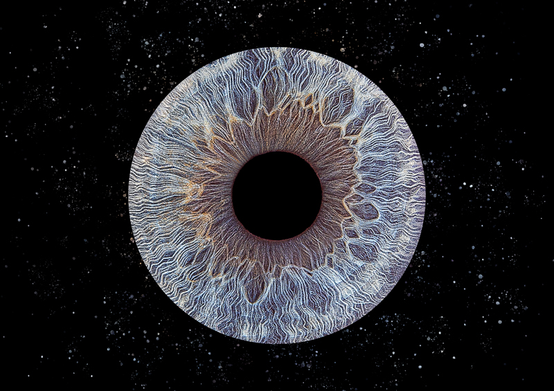 Photo d'iris œil bleu, effet galaxie — Studio près de Nesmy Photo d'iris d'œil bleu-gris sur fond étoilé, studio photo en Vendée