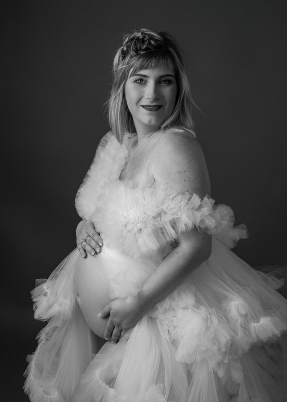 Portrait grossesse noir et blanc – Robe tulle studio Portrait en noir et blanc d'une future maman en robe de tulle, photographe grossesse en Vendée