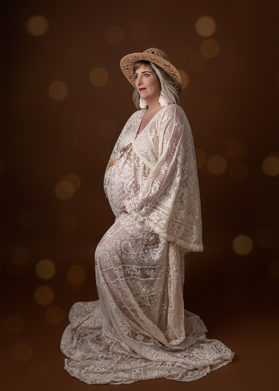 Séance grossesse bohème – Robe dentelle et chapeau Future maman en robe de dentelle bohème et chapeau de paille, séance photo grossesse en studio à Aubigny-Les-Clouzeaux