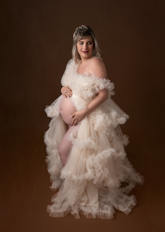 Séance grossesse studio Vendée – Robe tulle princesse Femme enceinte en robe de tulle beige style princesse, séance photo grossesse en studio près de La Boissière-des-Landes en Vendée